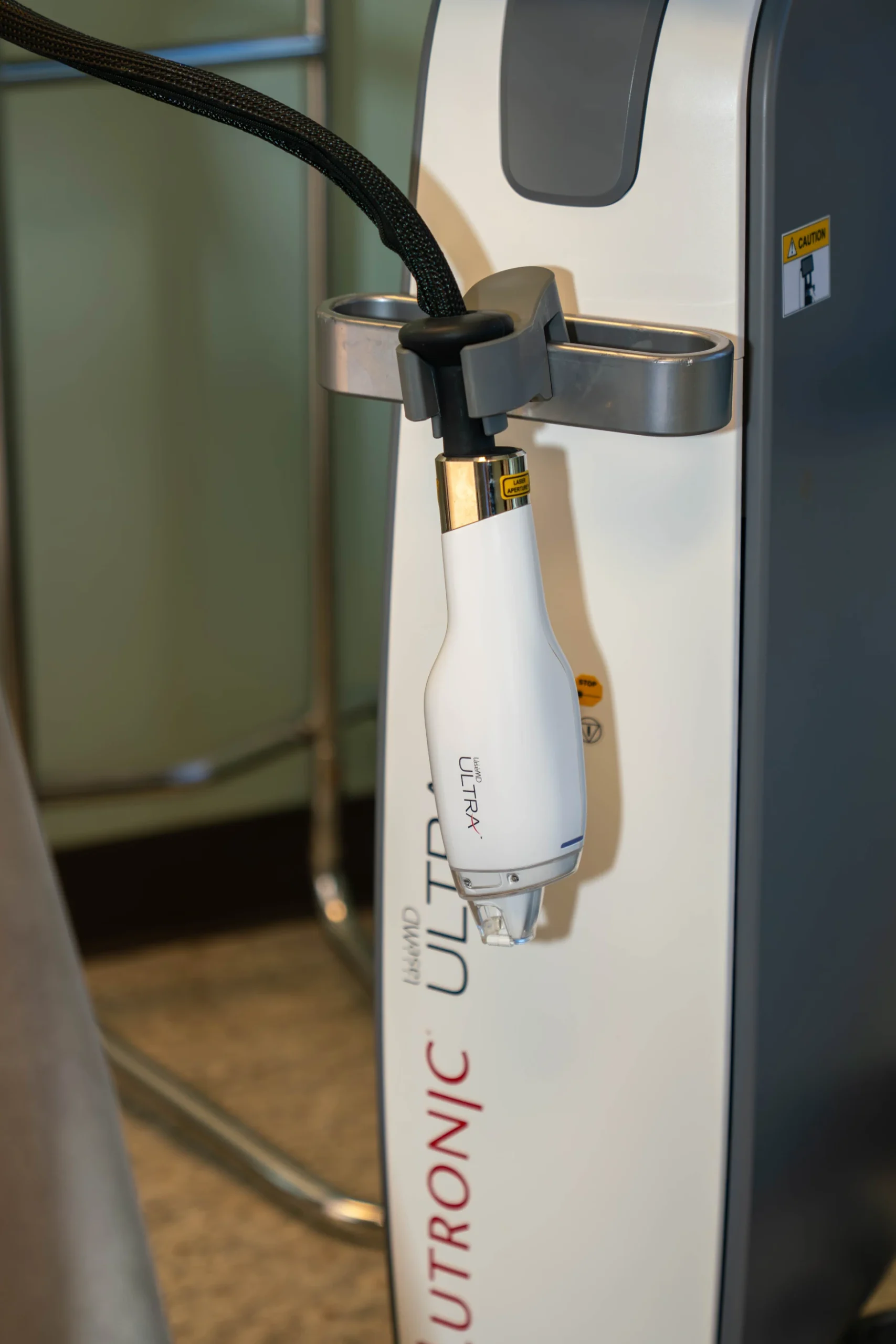 Advanced fractional resurfacing laser device targeting uneven skin texture and large pores Nashville